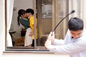 Hai má con đáng thương bị tên trộm đột nhập cưỡng bức